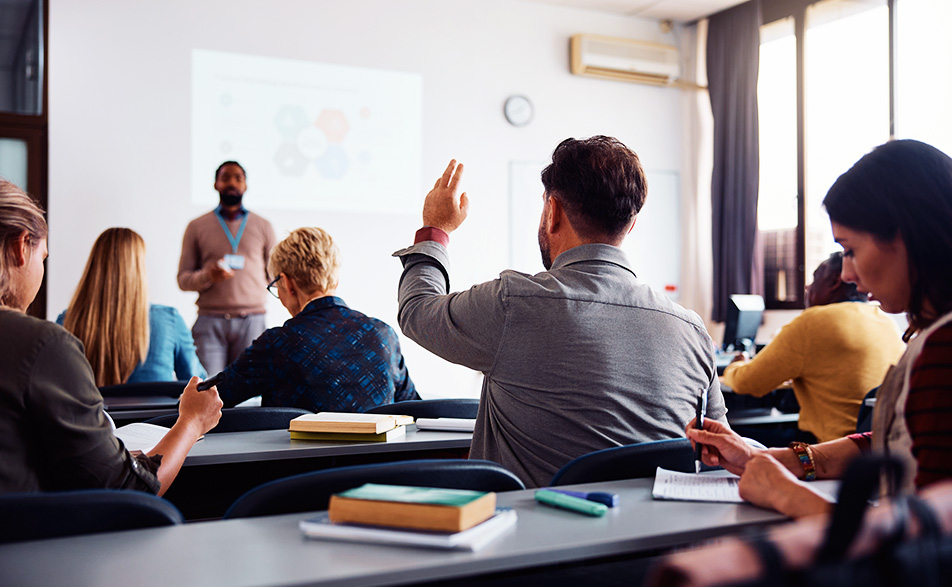 professeur donnant un cours à des élèves adultes