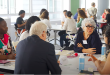 groupe personnes autour d'une table