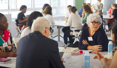 groupe personnes autour d'une table