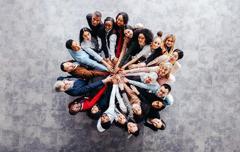 groupe de personnes en cercle joignant leur main au milieu